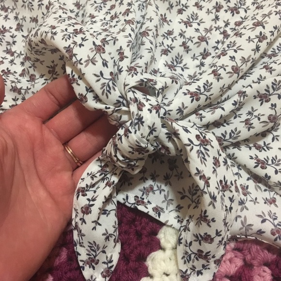 Floral knot blouse - Picture 2 of 6